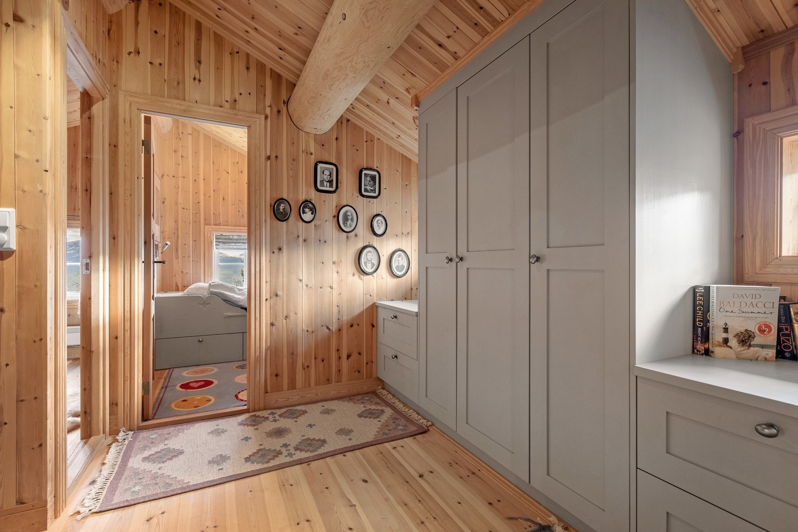 I andre etasje er det en gang med en stor garderobeløsning, som gir godt med lagringsplass. Herfra har du tilgang til tre soverom og et bad. Galleribilde