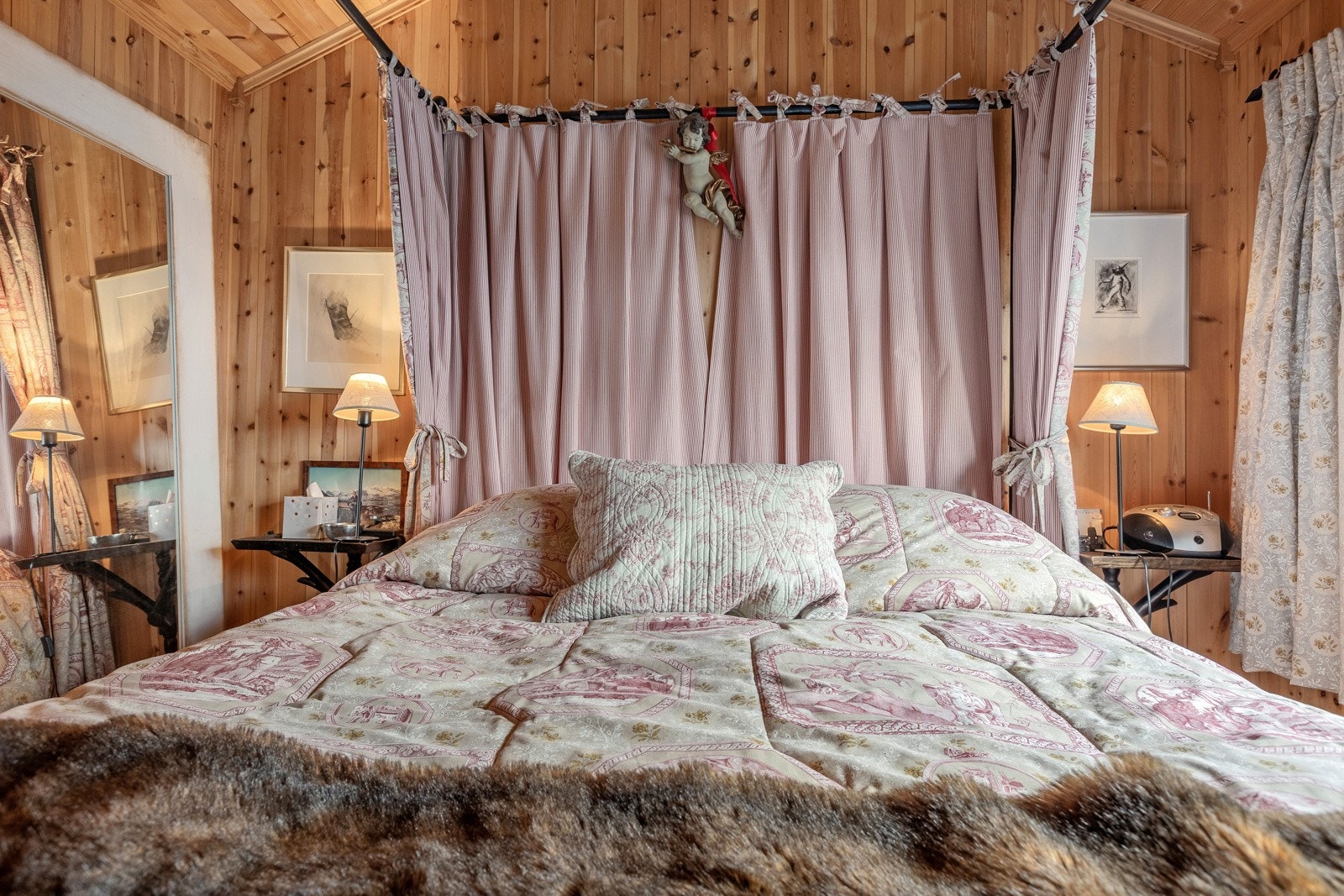 Her er det plass til en dobbeltseng med tilhørende nattbord, og garderobeskap. Galleribilde