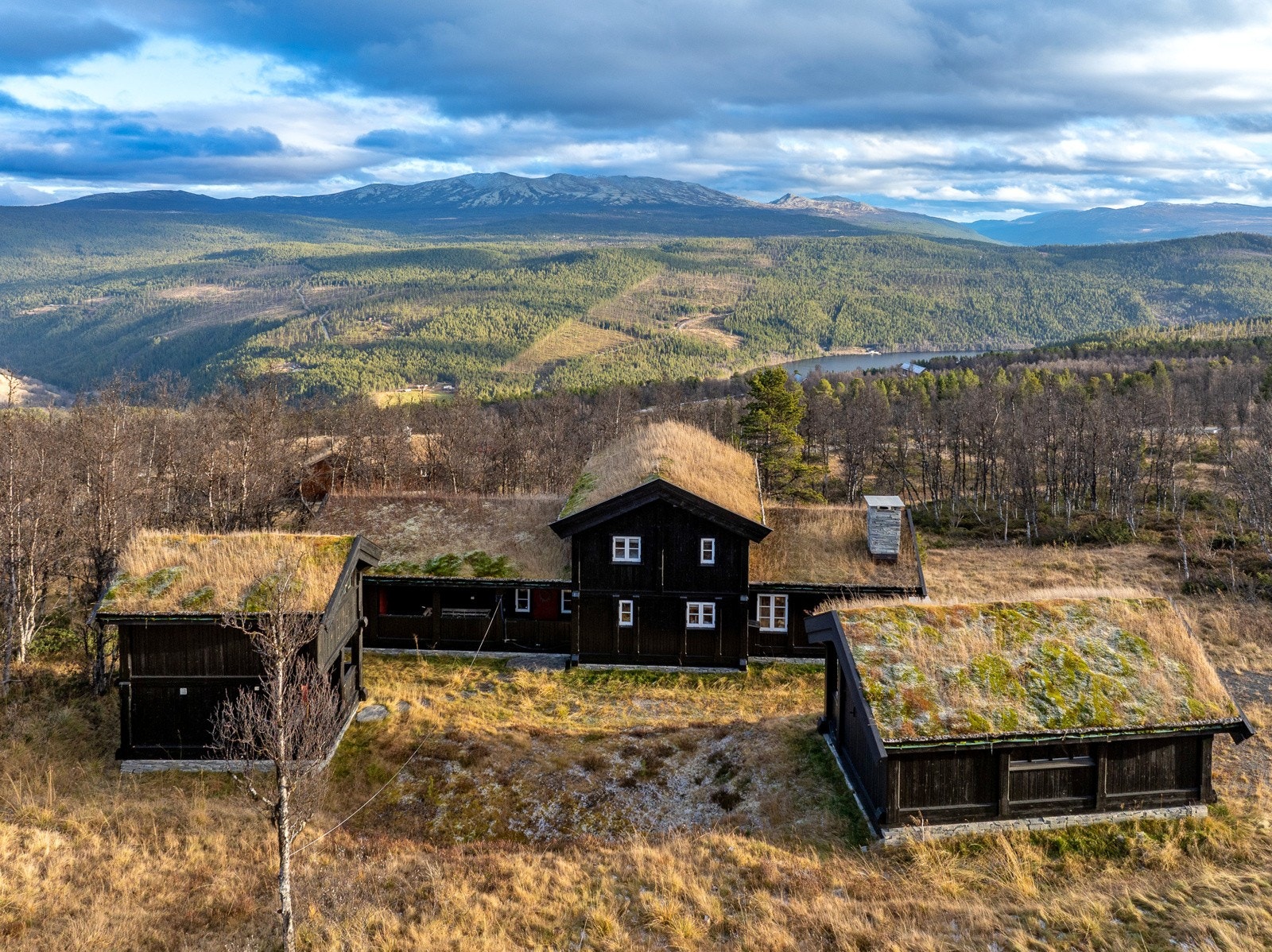 Eiendommen ligger i naturskjønne omgivelser i sjarmerende Skåbu. Fra Skardfjellgrenda har du fantastiske turmuligheter, både til beins, på sykkel og på ski. Galleribilde