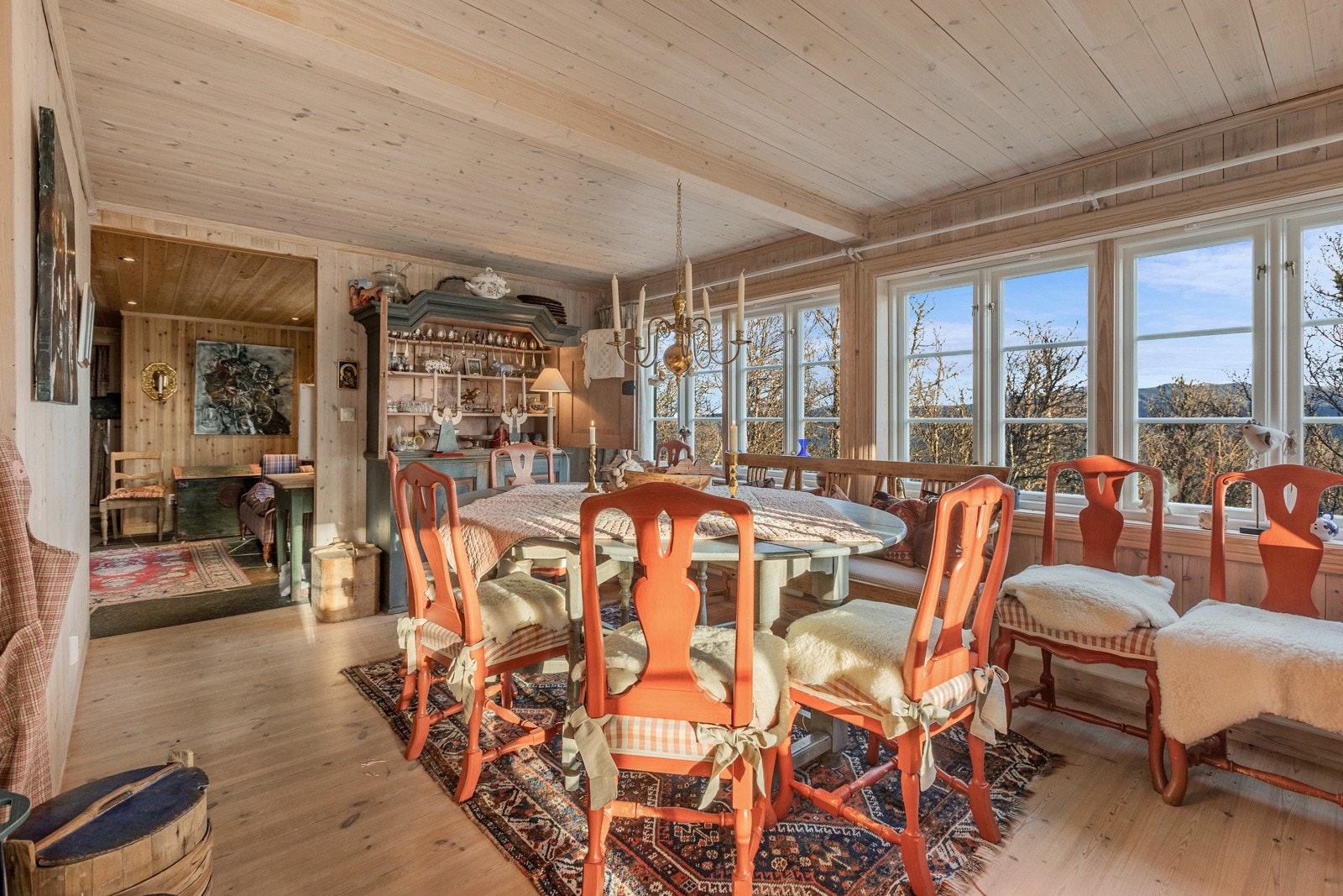 Her er det rikelig med plass rundt bordet, perfekt for deg som ønsker å samle både venner og familie til et sosialt lag på fjellet. Galleribilde