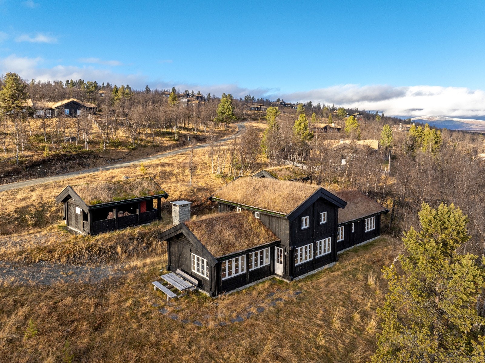 Eiendommen er plassert ca. 980 m.o.h. i et naturskjønt område, omringet av fjellandskap, skoger og innsjøer. Galleribilde