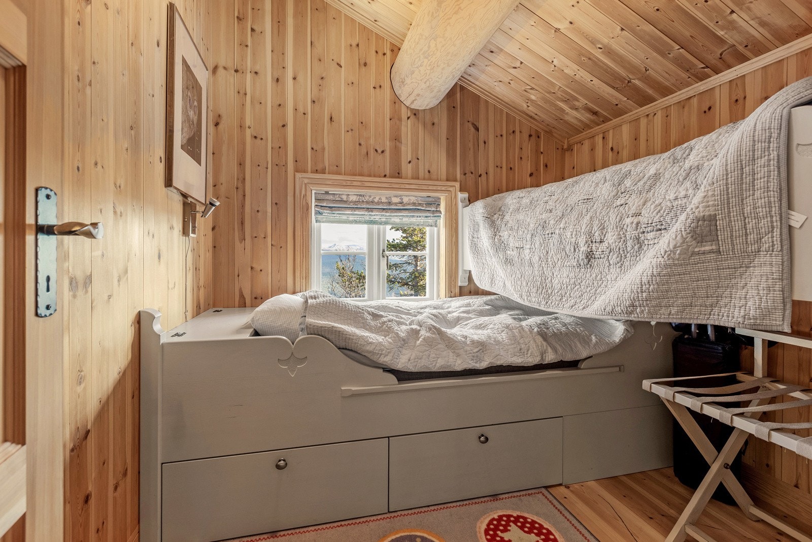 På alle rommene er det lagt furugulv, og trepanel på vegger og tak, som gir den ultimate hyttefølelsen. Galleribilde