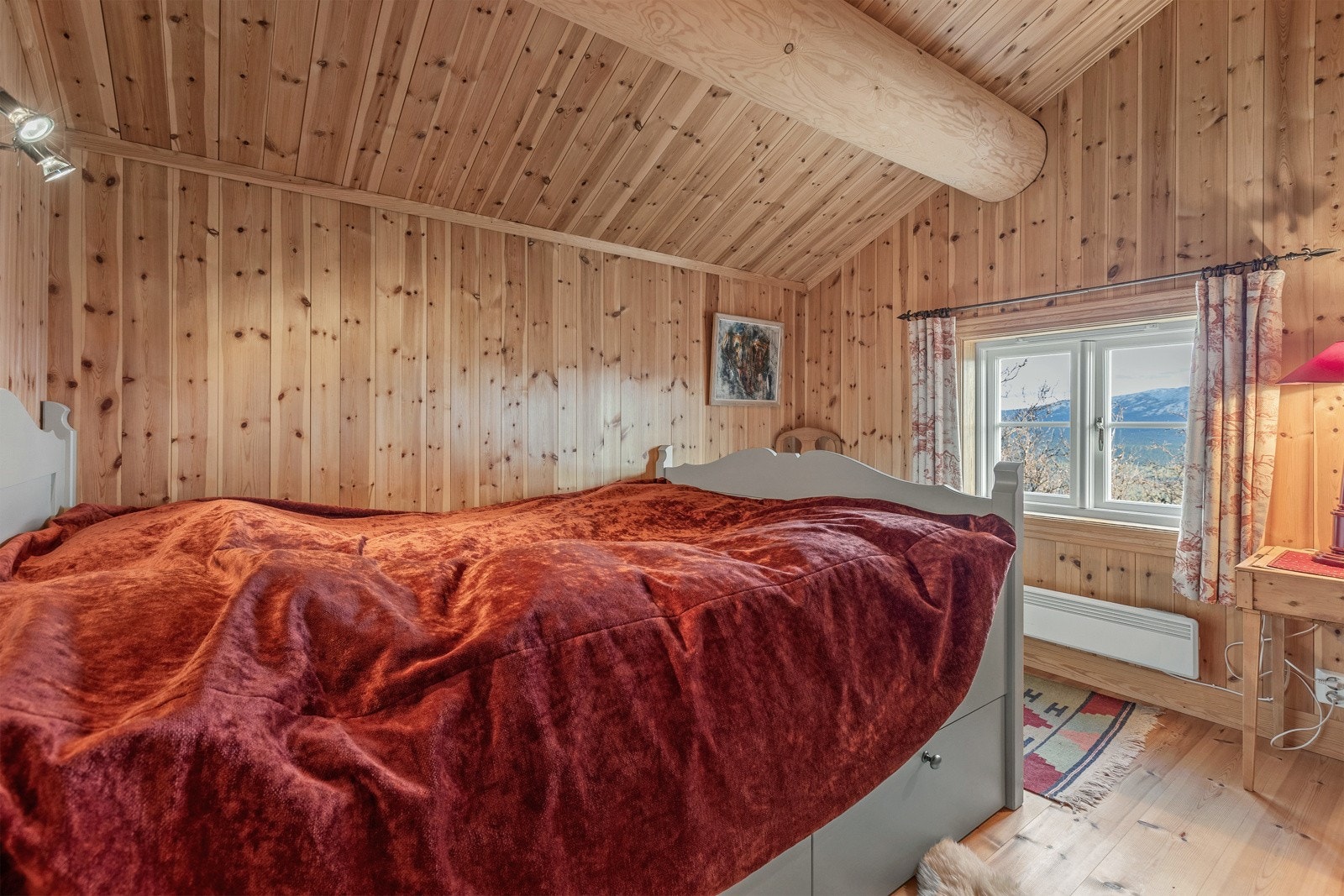 Alle soverommene er av god størrelse, og har plassbygde senger med oppbevaring under for maksimal utnyttelse av rommene. Galleribilde