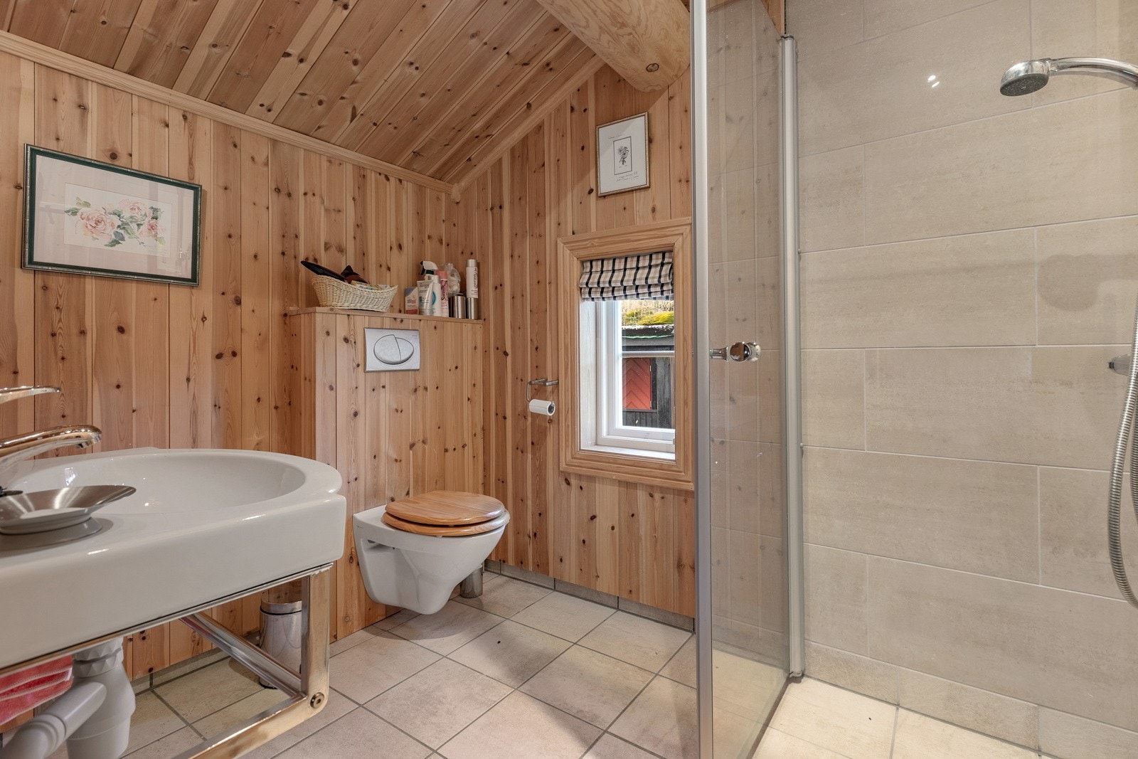 Badet i andre etasje er innredet med vegghengt toalett, servant og dusj. Her er det også lagt varmekabler i gulvet. Galleribilde