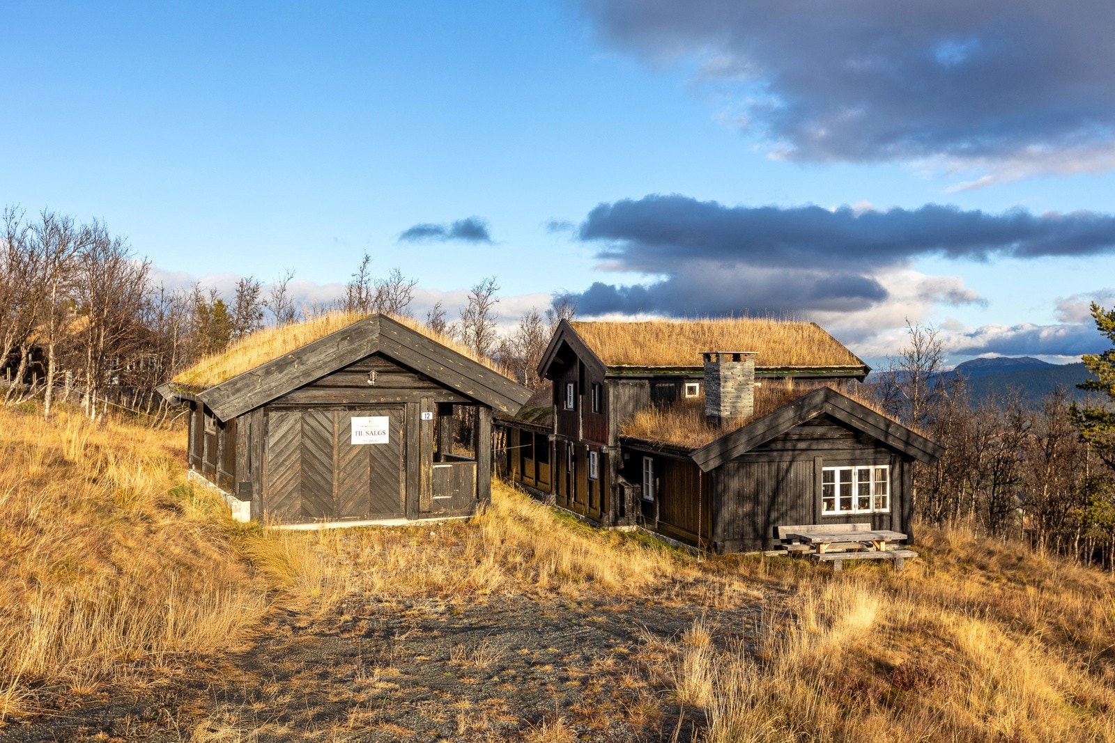 På eiendommen er det også en garasje med elbillader. Galleribilde