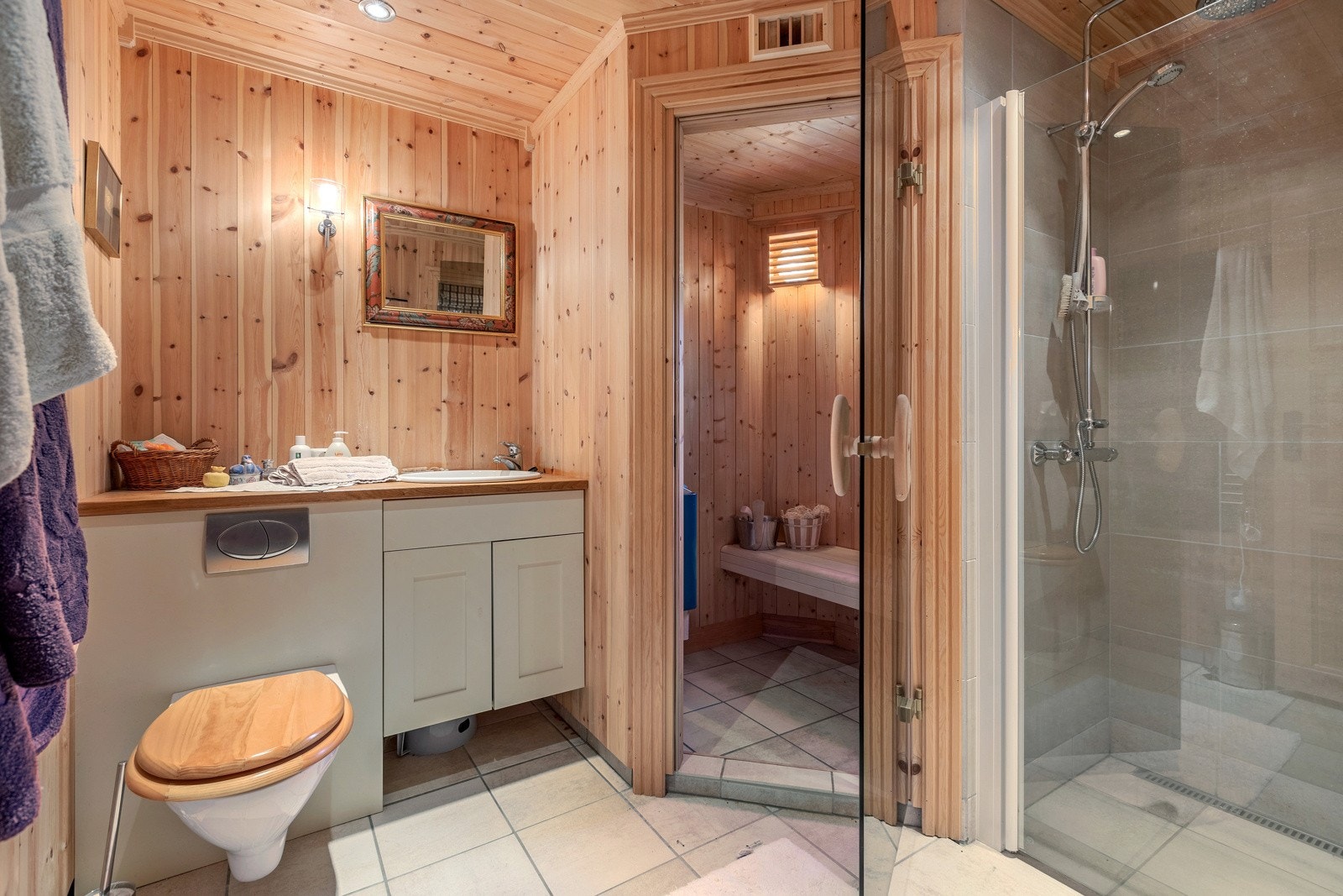 Fra entreen har du tilgang til nok et bad, med både toalett, servant, dusj og badstue. Det er lagt varmekabler i gulvet. Galleribilde