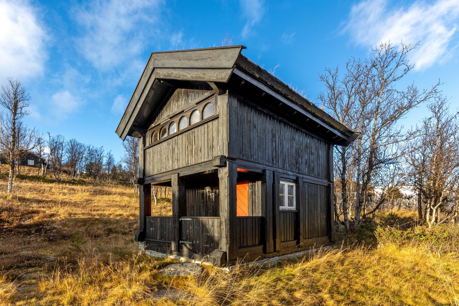 Om fire soverom og tre bad ikke skulle være nok, finner du også et anneks over to plan på eiendommen. Galleribilde