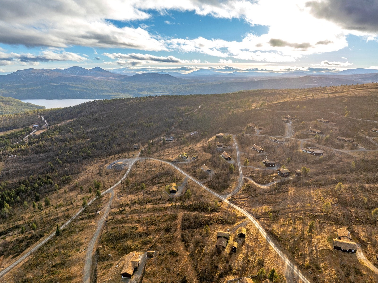 Fra hytta er det kort vei til oppkjørte skiløyper og turstier som strekker seg langt innover mot Jotunheimen. Galleribilde