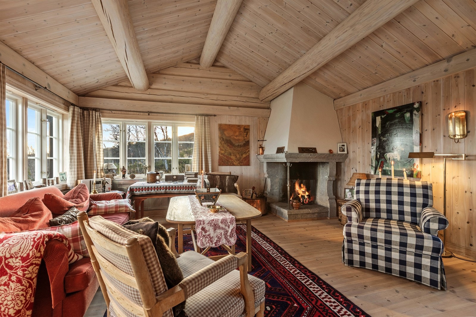 I hytta er det lagt furugulv, og brukt en blanding av trepanel og tømmer på veggene, som gir en lun og koselig atmosfære. Galleribilde