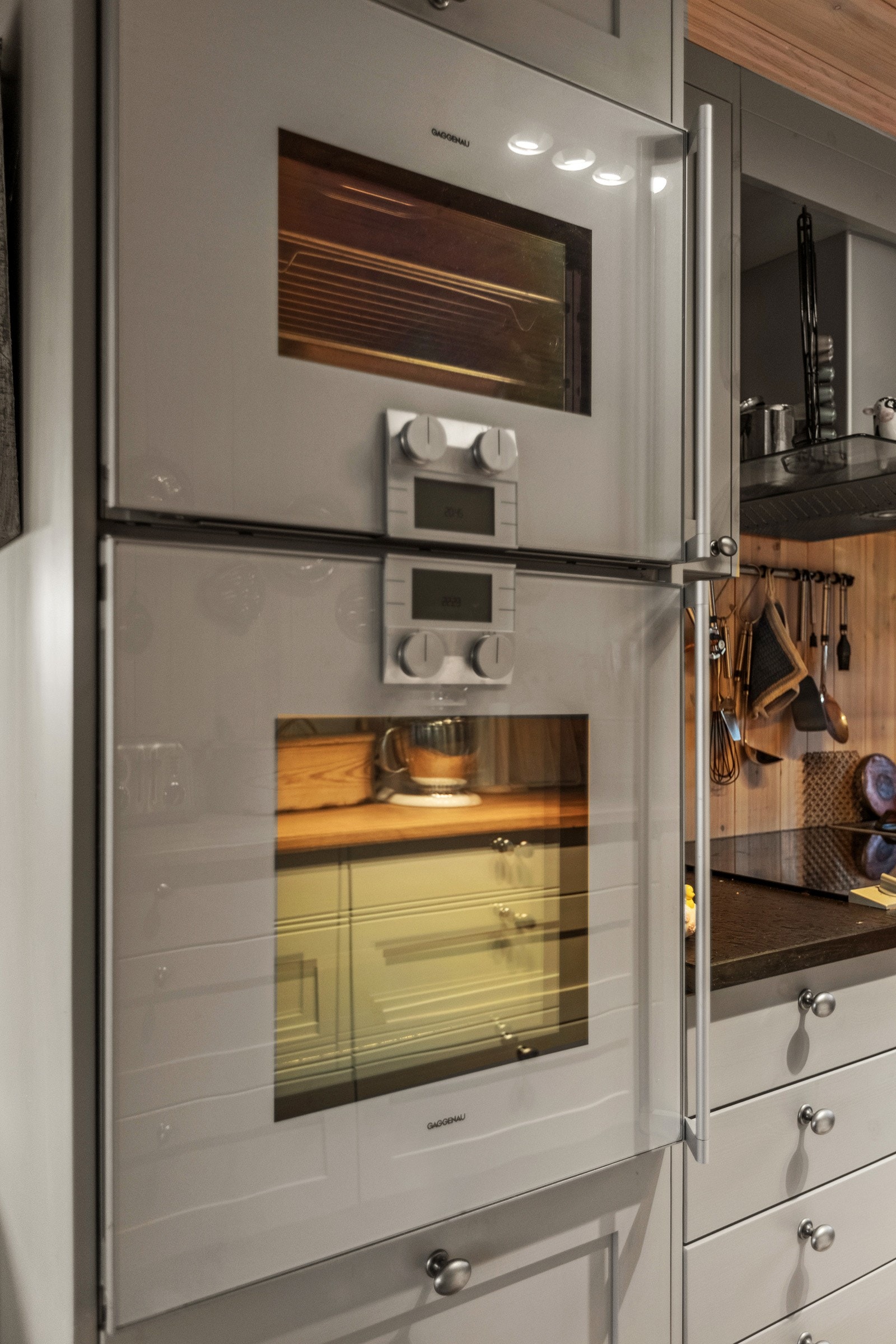 På kjøkkenet finner du både gassovn, stekeovn og dampovn fra Gaggenau, perfekt for variert matlaging. Galleribilde