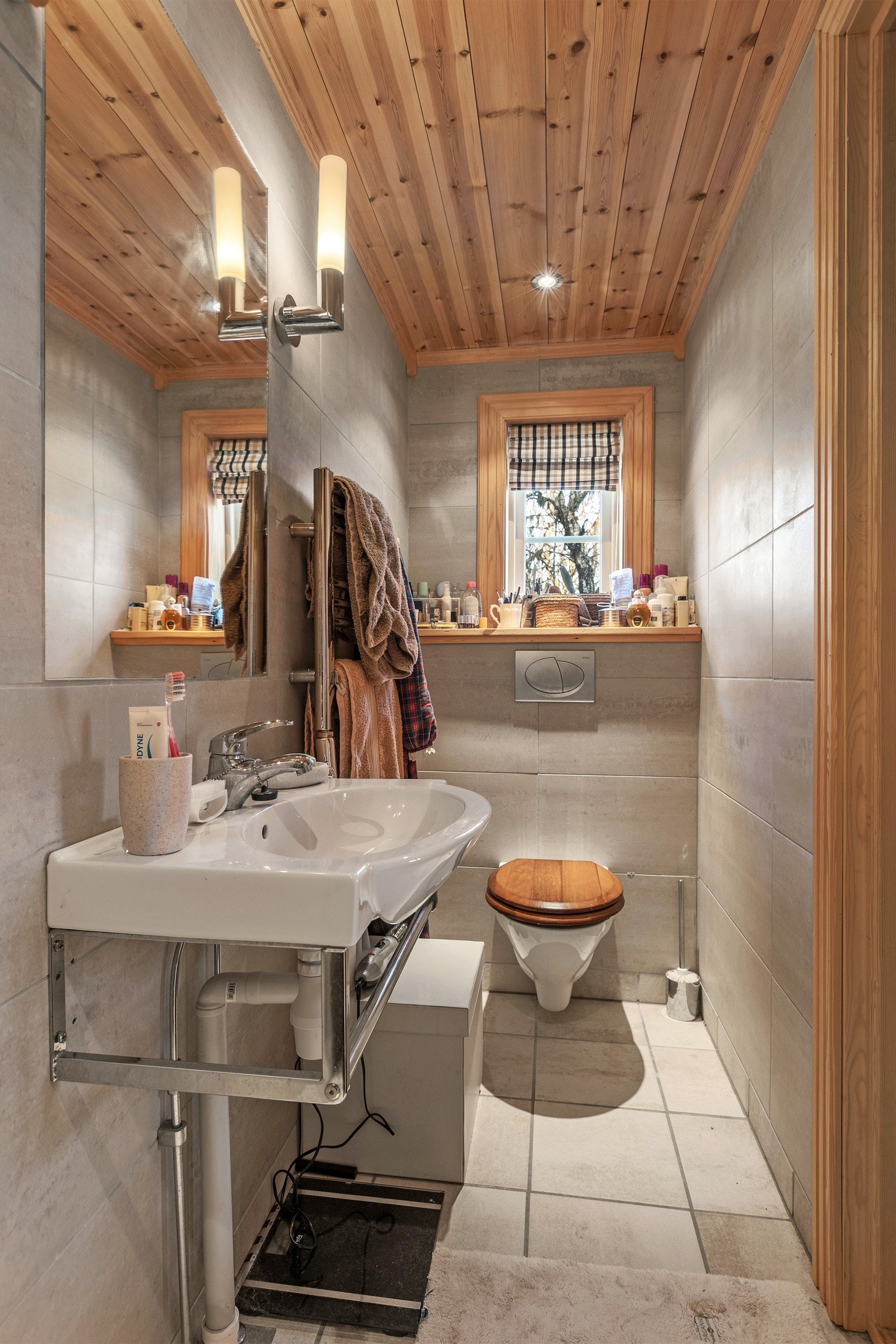 På badet i tilknytning til hovedsoverommet er det toalett, servant og dusj. Det er lagt varmekabler i gulv. Galleribilde