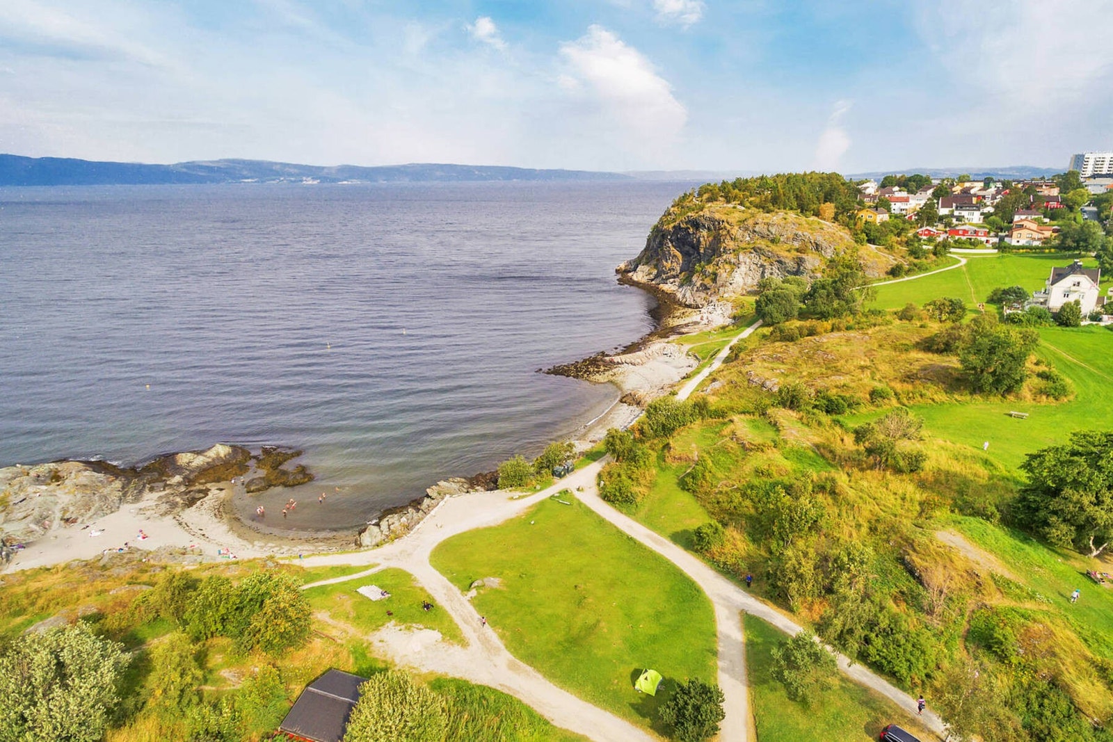 Badeplassen i Korsvika er kun få minutters gange unna leiligheten. Galleribilde