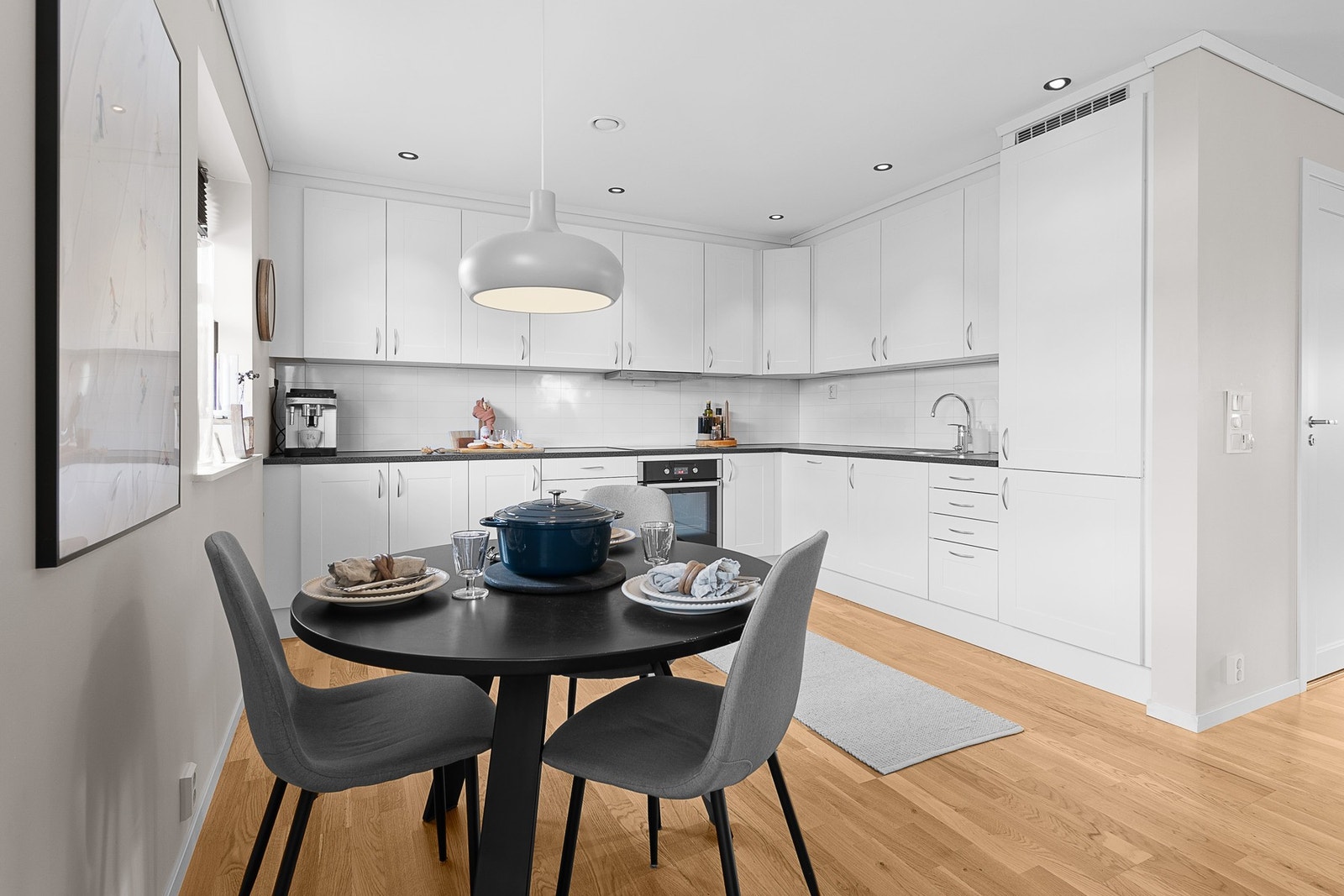 Kjøkkenet er effektivt utnyttet, og har god plass til spisegruppe. Galleribilde