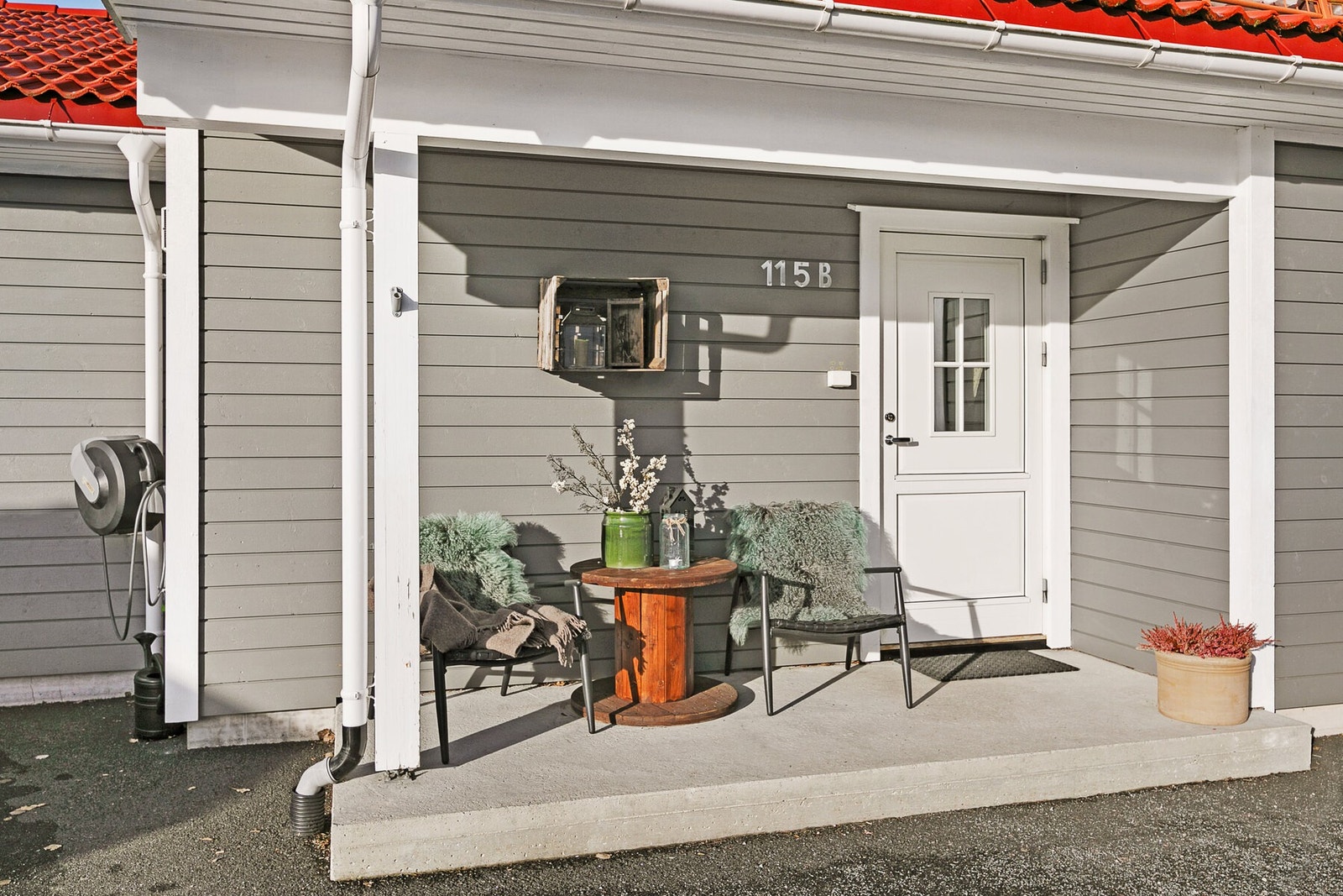 Hyggelig inngangsparti hvor du kan nyte morgenkaffen. Galleribilde