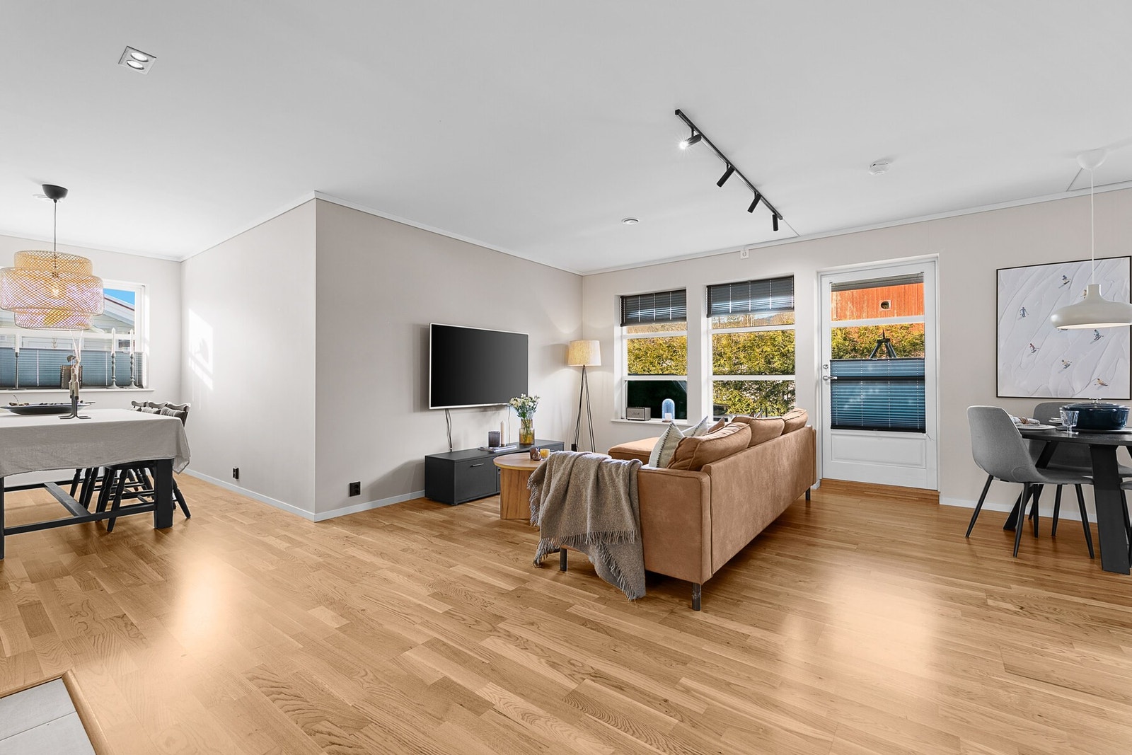 Åpen og luftig stue med god romfølelse, møbleringsfrihet, og peis. Fra stua er det utgang til usjenert markterrasse. Galleribilde