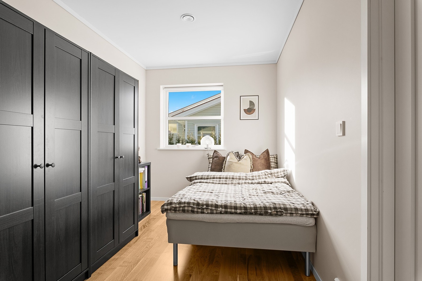 Gjesterom/allrom med gode oppbevaringsmuligheter. Galleribilde