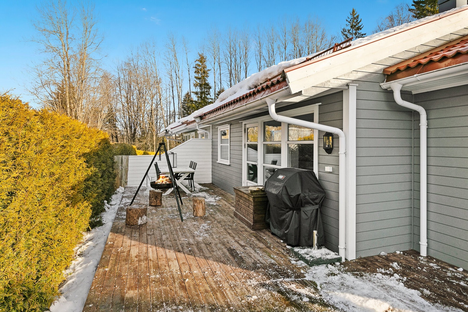 Videre kommer du til en skjermet og stor markterrasse med gode solforhold. Galleribilde