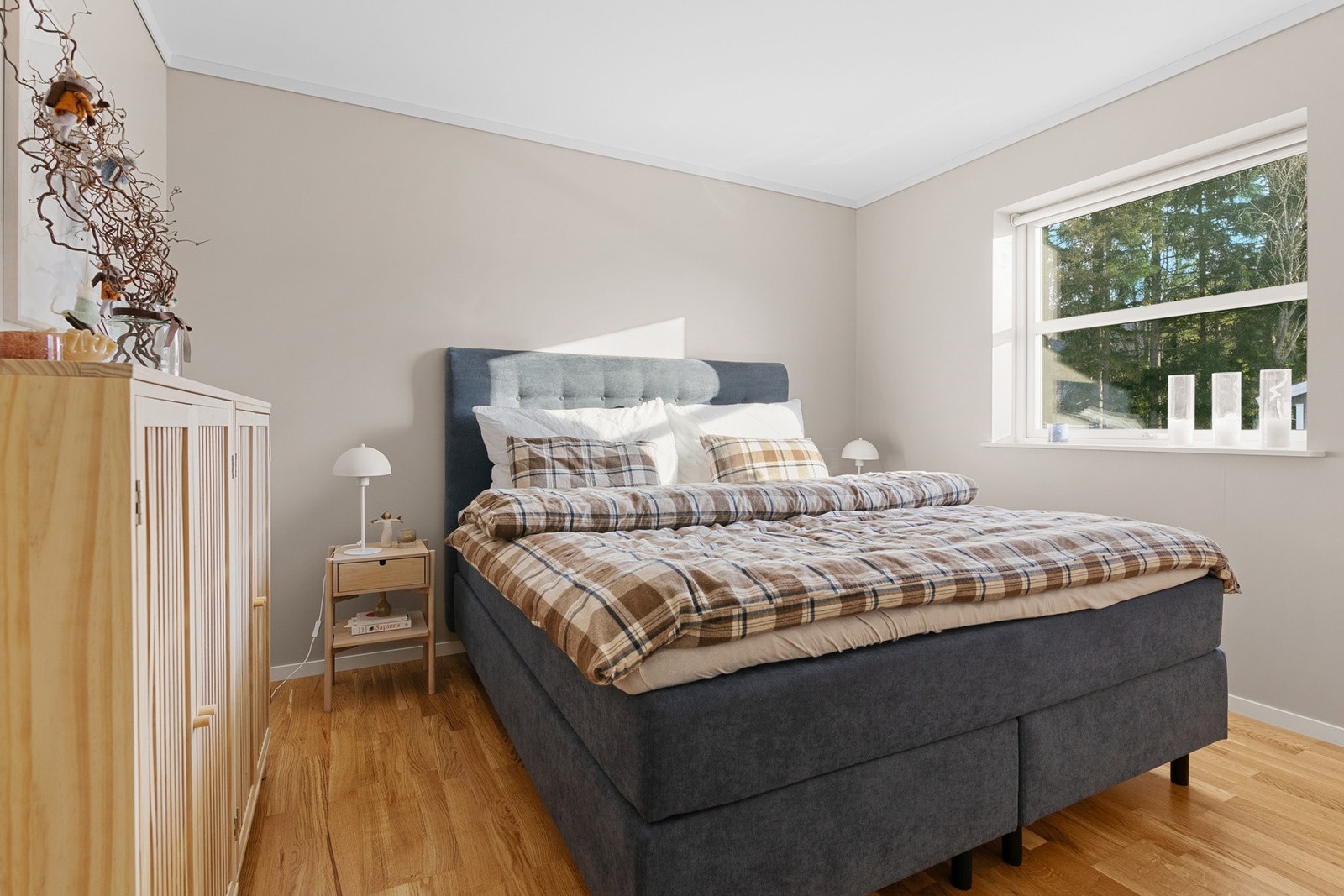 Hovedsoverommet har god plass til dobbeltseng og nattbord. Galleribilde