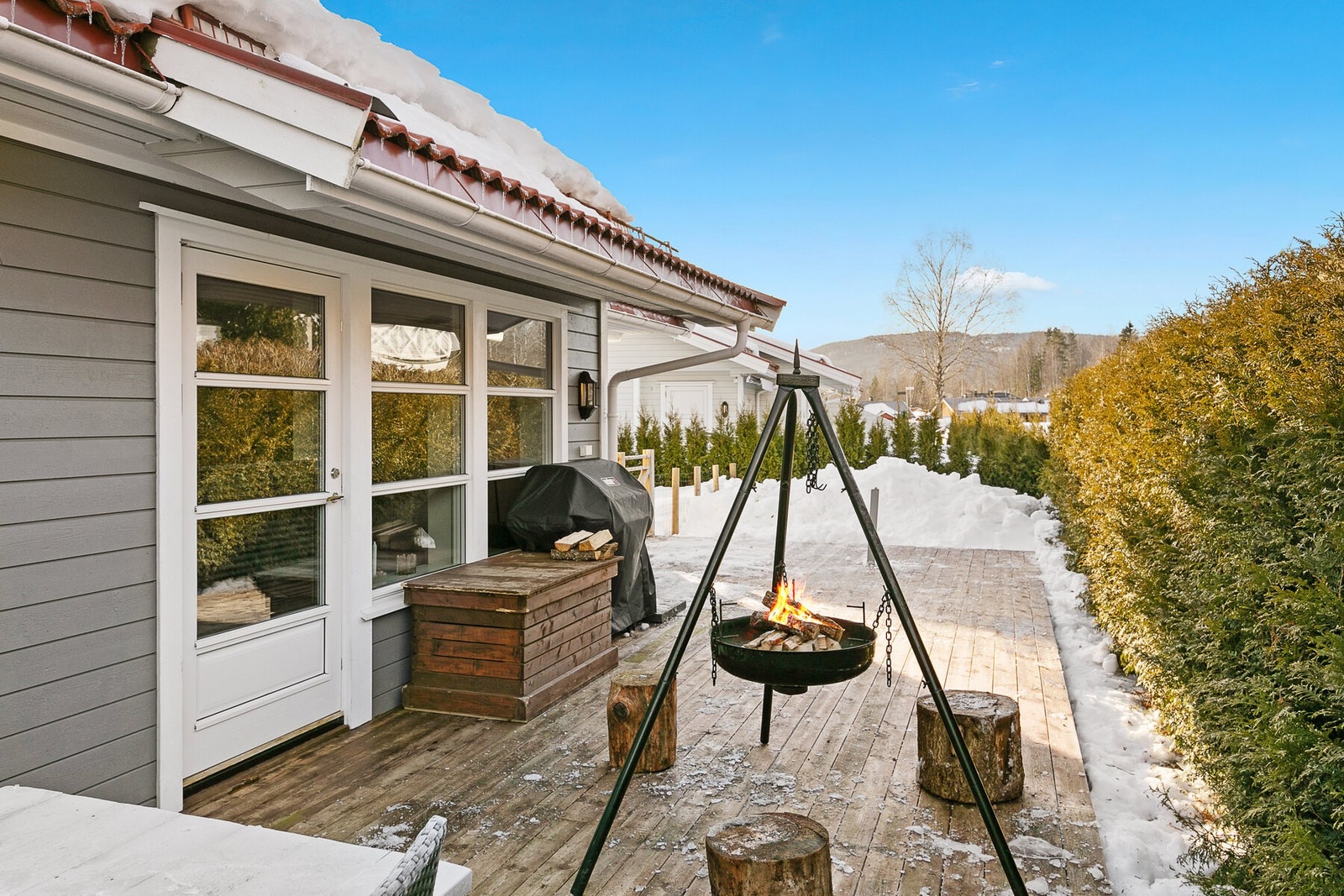 Våren er i anmarsj, så markterrassen passer utmerket til bålkos om dagen. Galleribilde