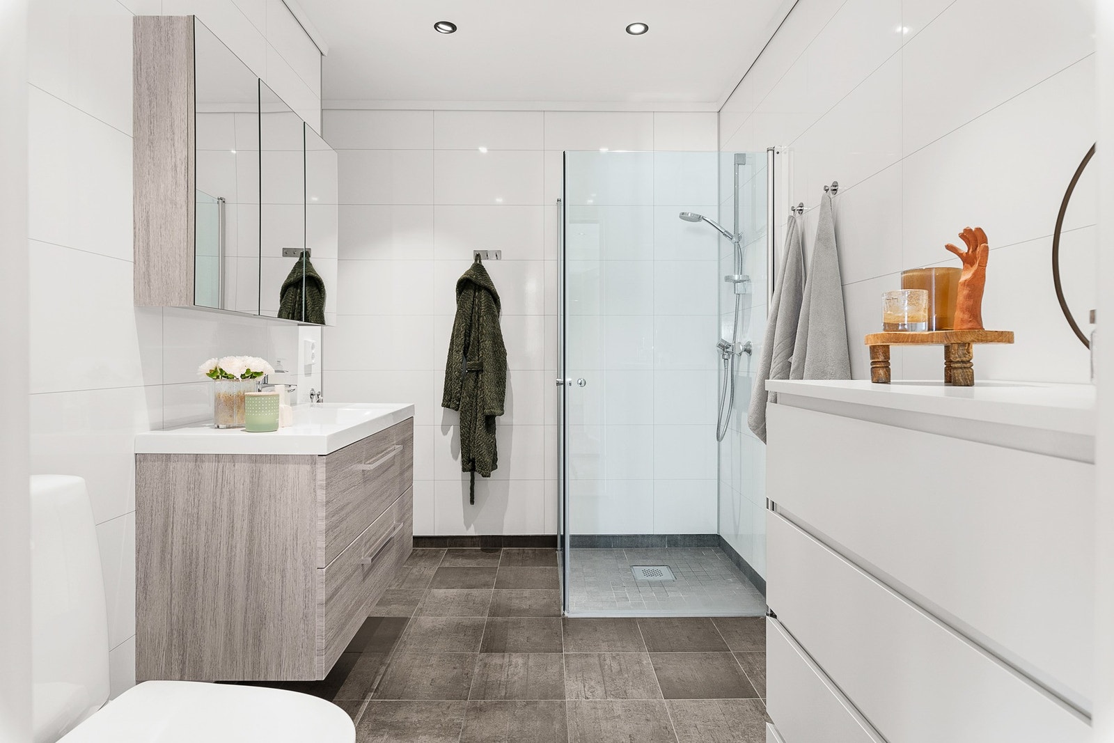 Moderne og romslig bad med nisje til vaskemaskin og tørketrommel. Galleribilde