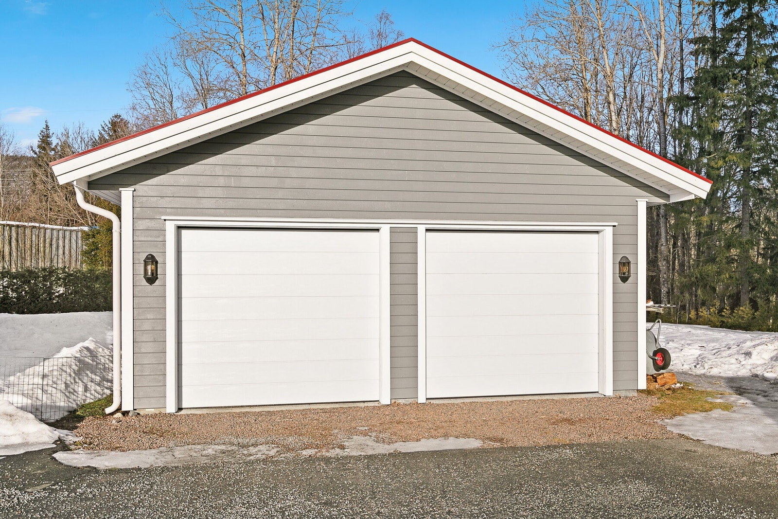 Med boligen følger garasjeplass delt med naboen. Garasjedøren til høyre tilhører boligen. Galleribilde