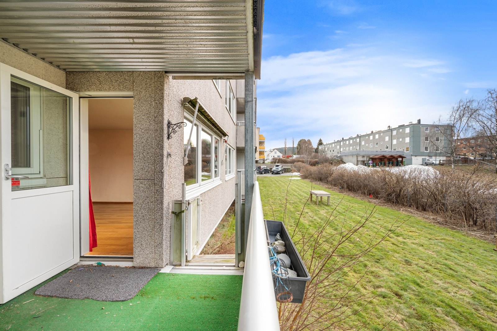 På balkongen er det ordnet en port med trapp ned til plenen. Galleribilde