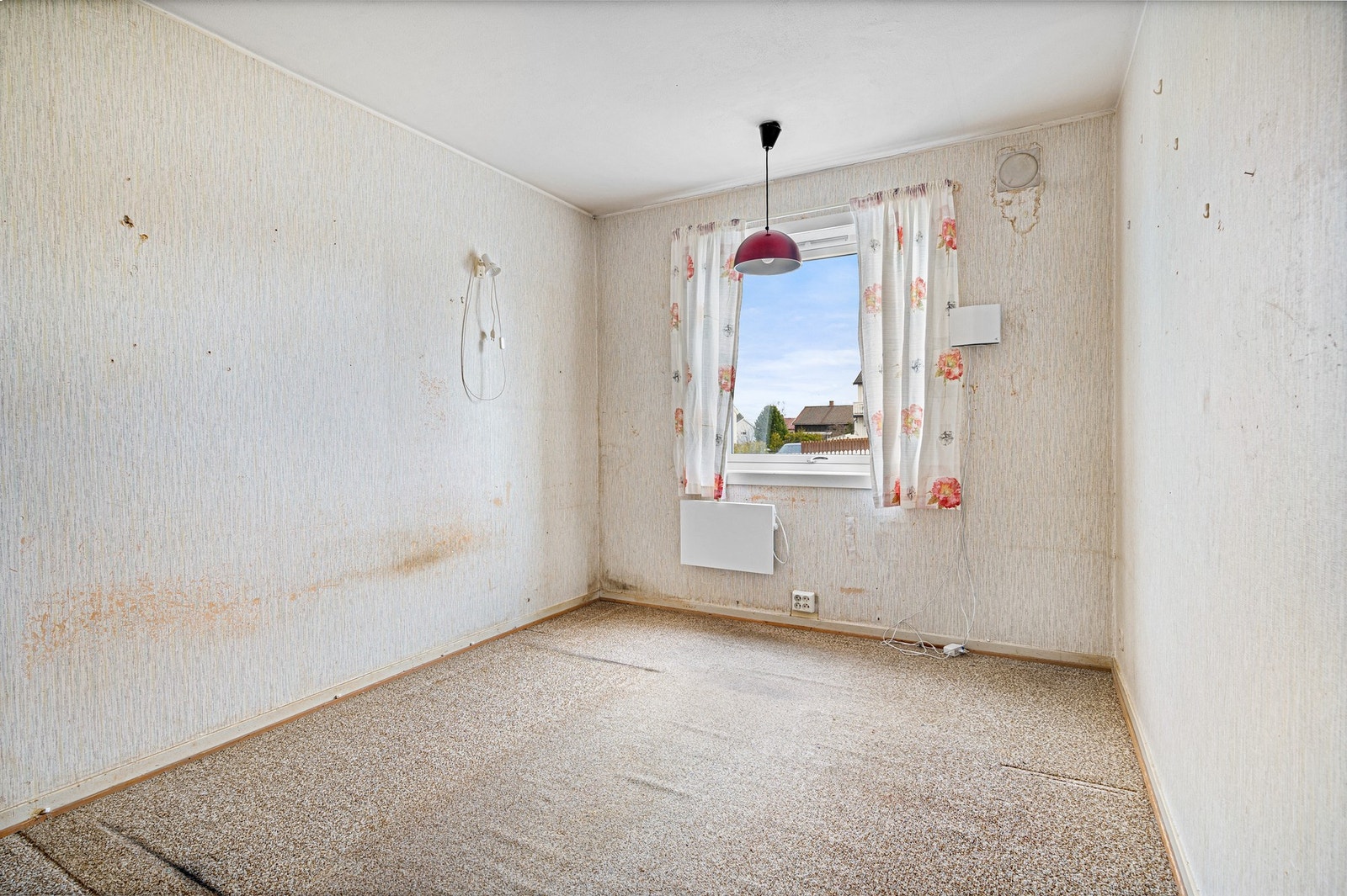 Soverom 2 på lik størrelse. Også her har man plass til dobbeltseng og ønsket garderobeløsning. Galleribilde