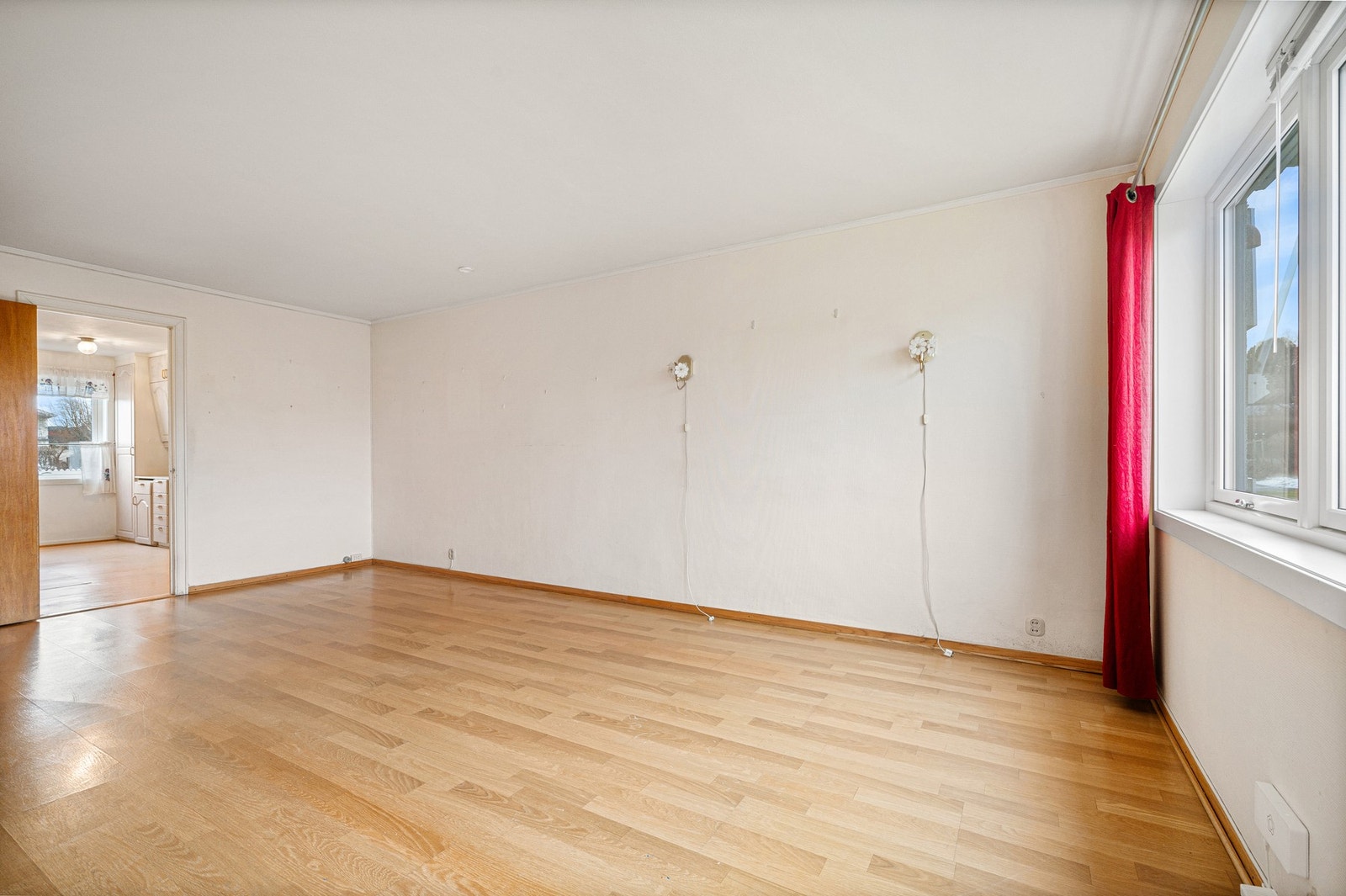 Her har man god plass til både sofagruppe og spisebord. Galleribilde