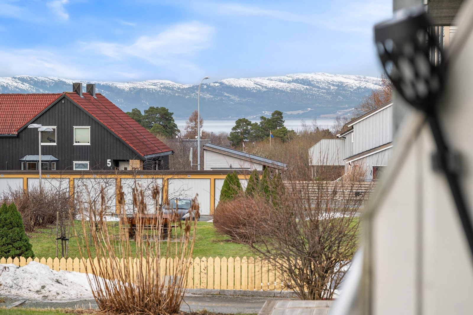 Fra balkongen kan man se Fosenalpene på klarværsdager. Galleribilde