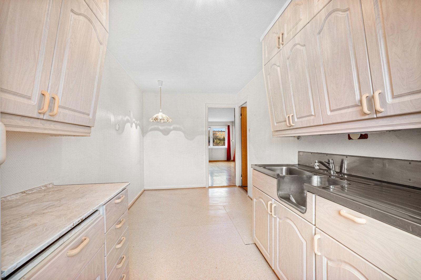 Det er god plass til frokostbord i bakkant av kjøkken. Mange velger å fjerne veggen og åpne helt eller delvis opp mot stuen. Galleribilde