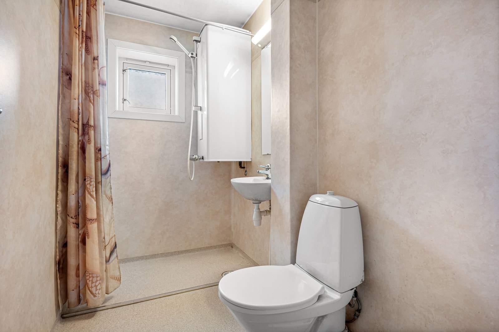 Bad på 3,5 kvm. Oppgradering av baderommet må påregnes med tiden, dette grunnet aldring. Galleribilde