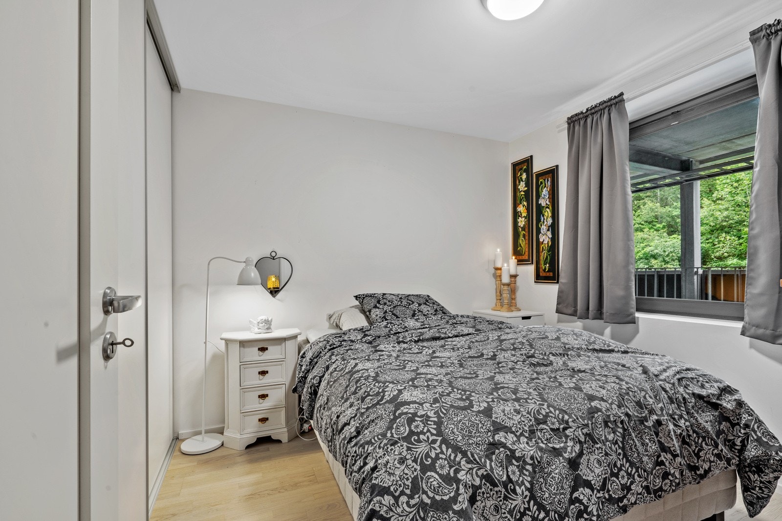 Stort soverom på 10 kvm med skyvedørsgarderobe og god plass til dobbeltseng. Galleribilde
