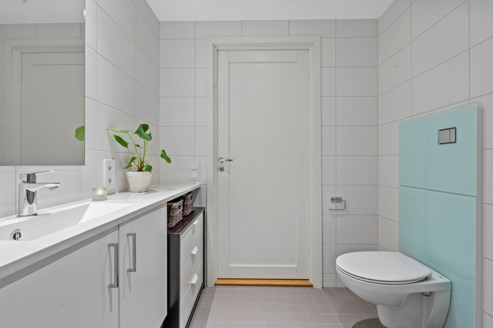 Badet har flislagte vegger og gulv, gulvvarme, opplegg for vaskemaskin og downlights. Galleribilde