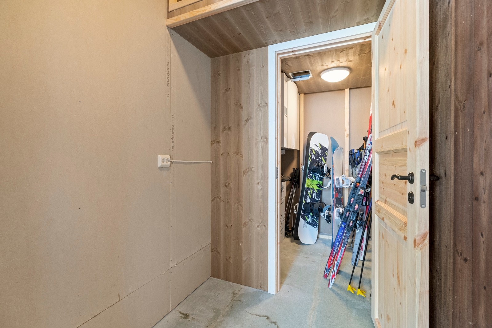 Boden er delt opp i 2 slik at det blir en bedre praktisk løsning. Galleribilde