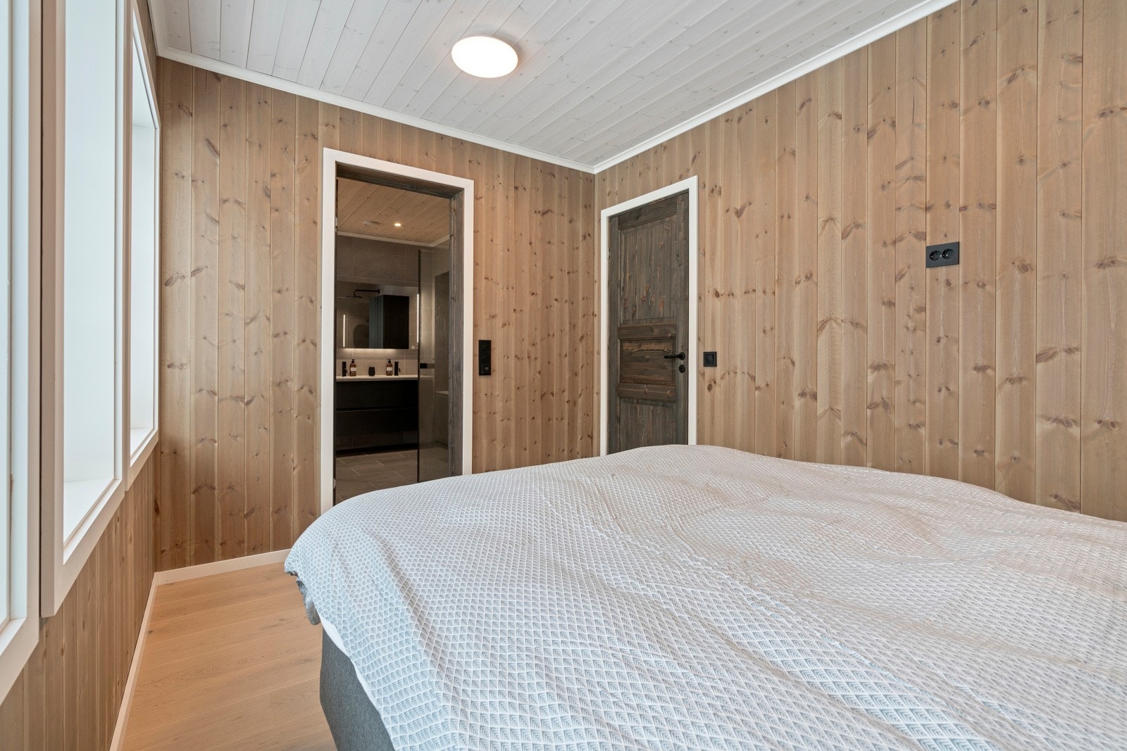 Hovedsoverom nede med eget bad. Galleribilde