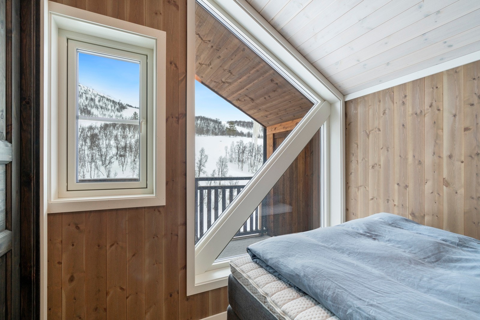 Soverom toppetasjen med flott utsikt mot Nos og alpinanlegget. Galleribilde