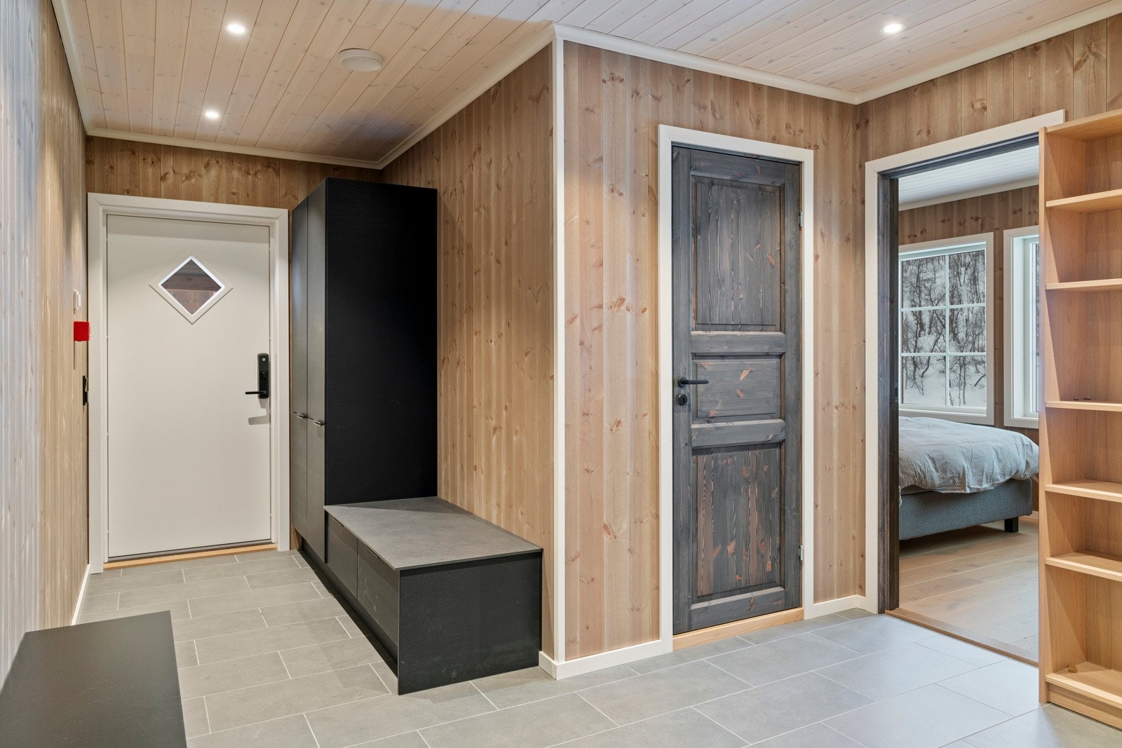 Inngansparti med romslig gang og oppbevaring. Galleribilde