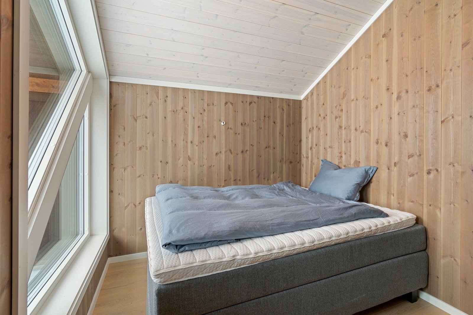 Soverom toppetasjen med flott utsikt mot Nos og alpinanlegget. Galleribilde