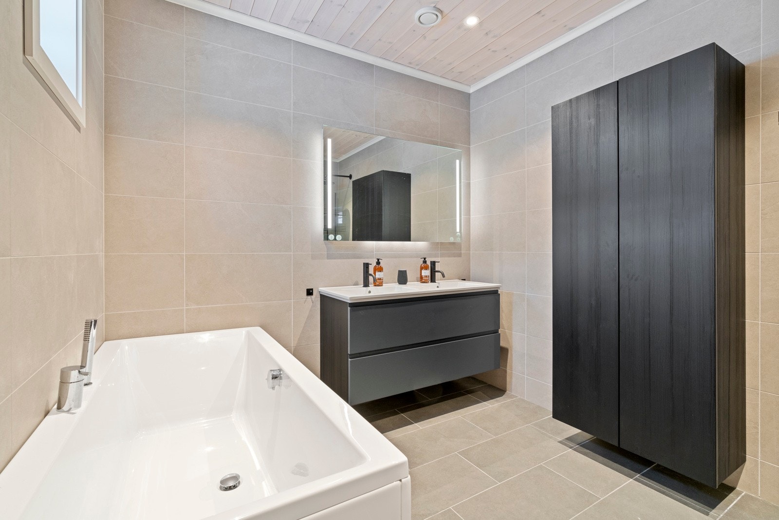 Bad tilhørende hovedsoverommet. Galleribilde