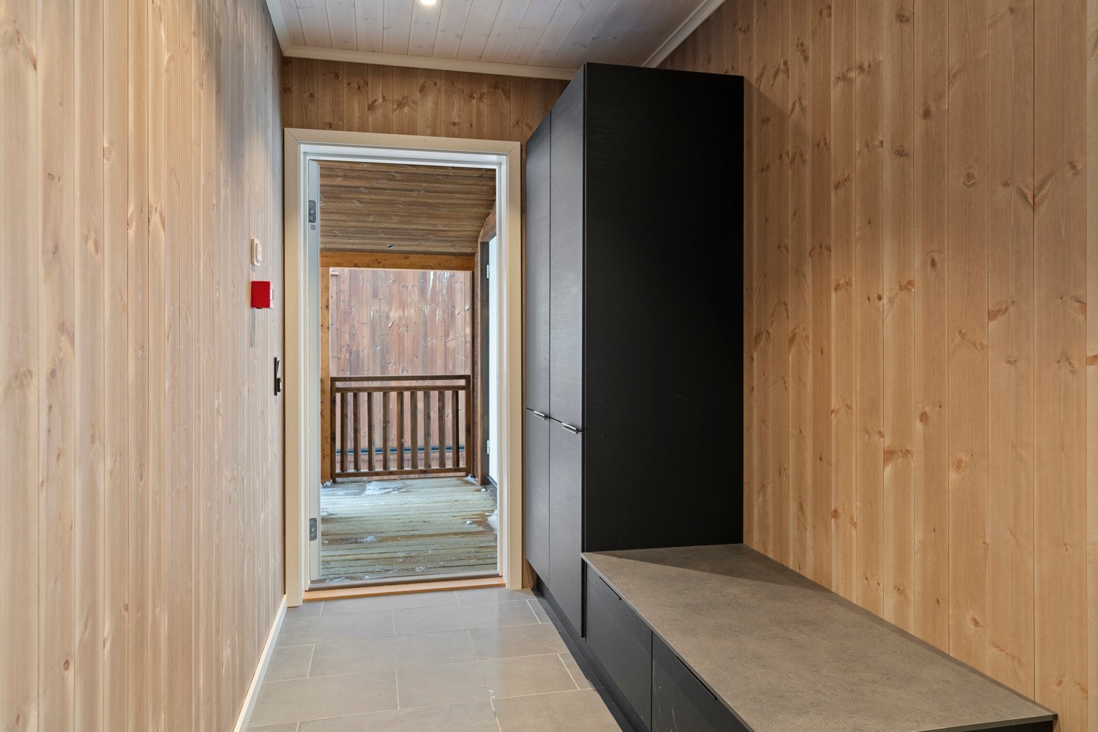 Inngansparti med romslig gang og oppbevaring. Galleribilde