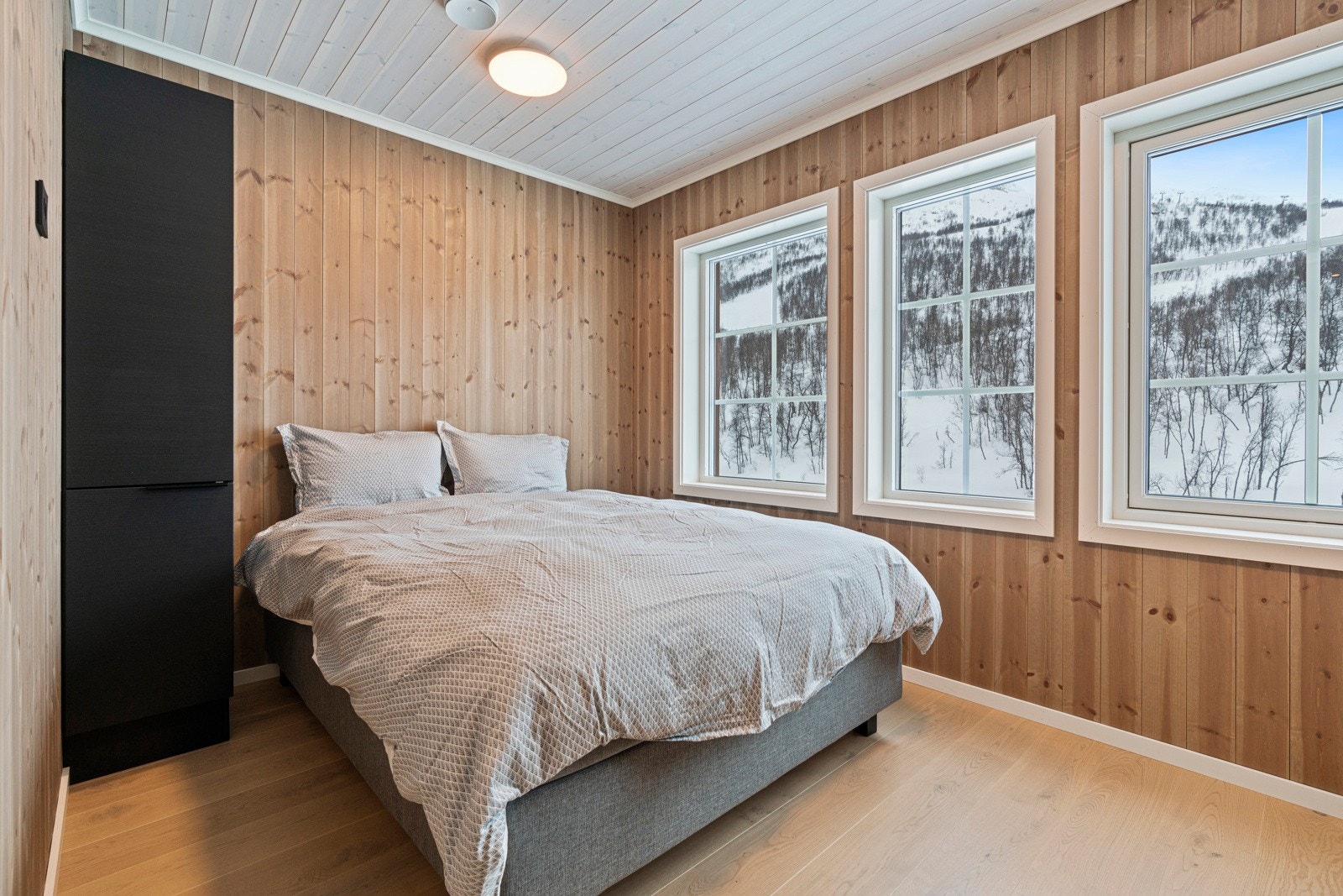 Hovedsoverom nede med eget bad. Galleribilde