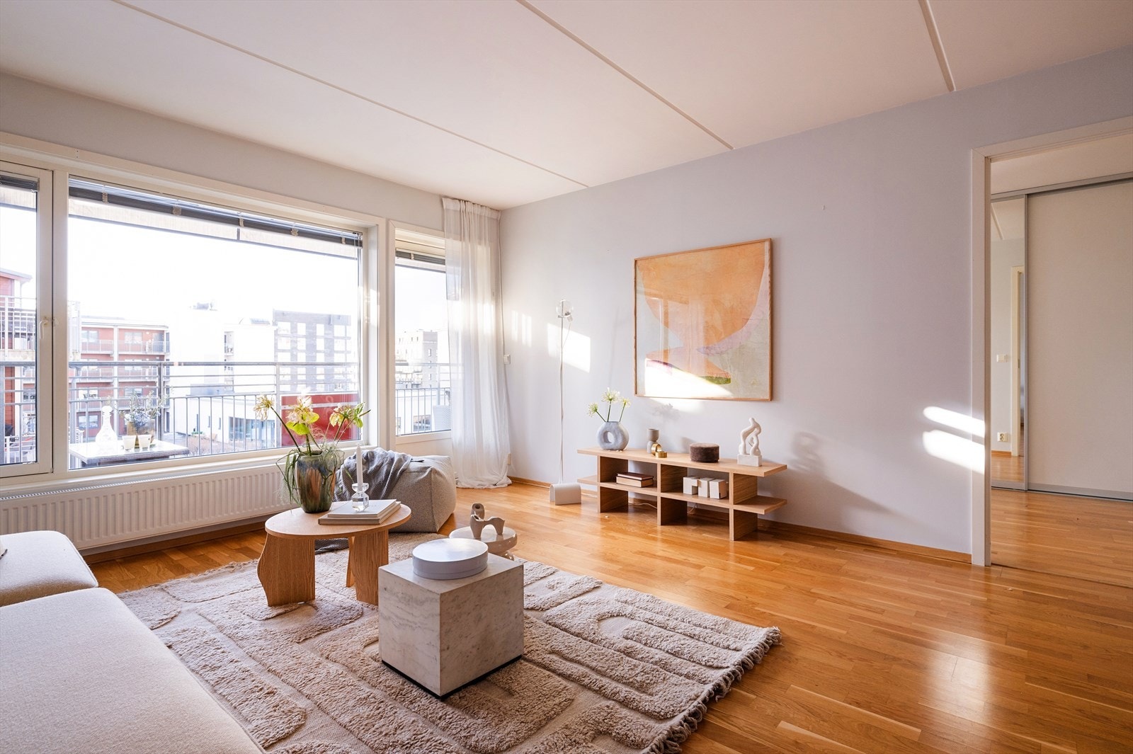 Det er lagt tre-stavs parkett på gulv og ellers nøytrale overflater. Galleribilde