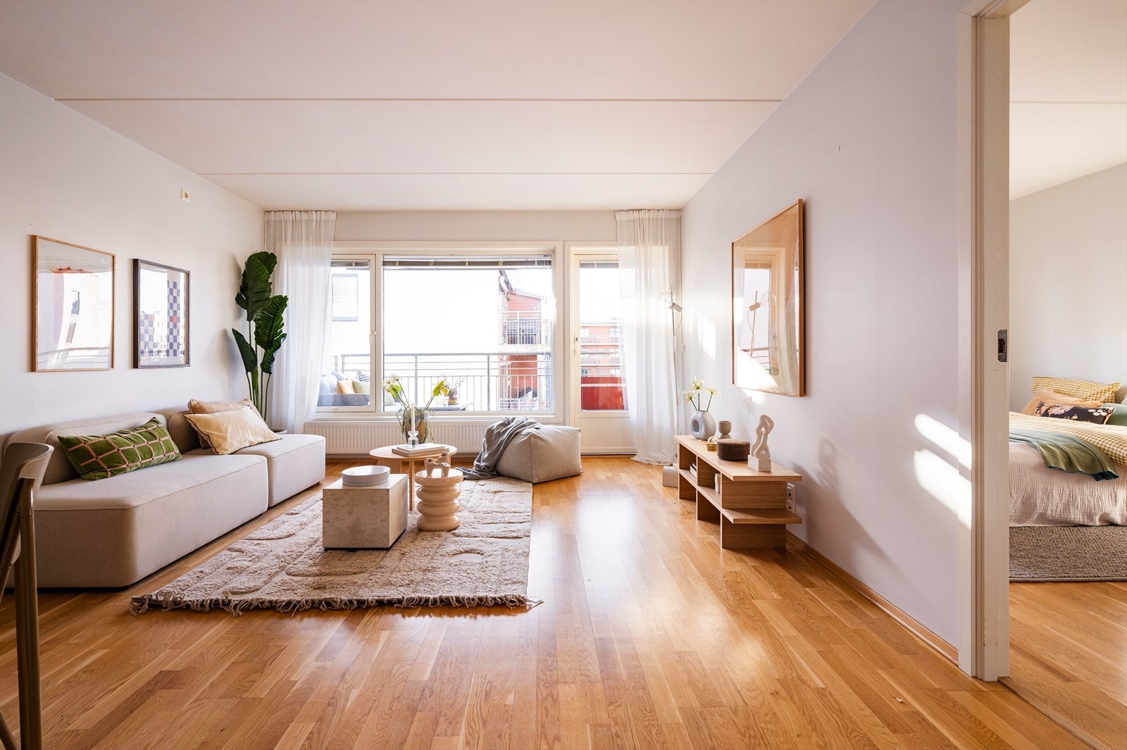 Her er det god plass til både sofagruppe og spisebord, noe som skaper en naturlig sosial sone i boligen. Galleribilde
