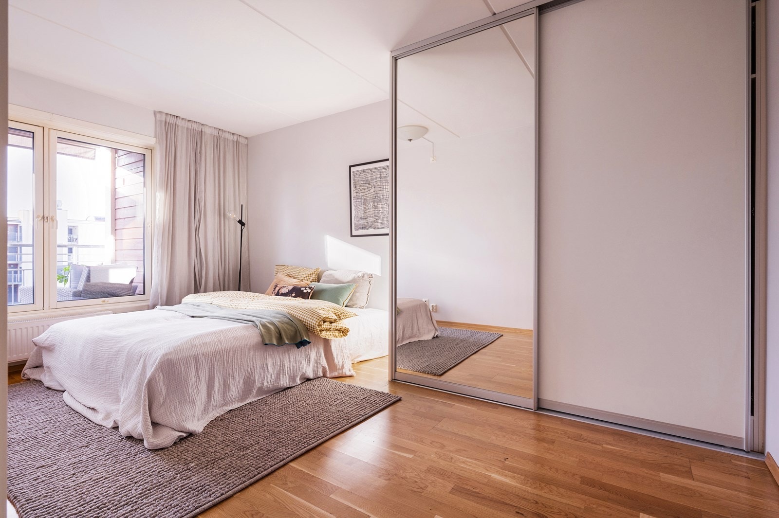God plass til klær og andre personlige eiendeler i skyvedørsgarderobe. Galleribilde
