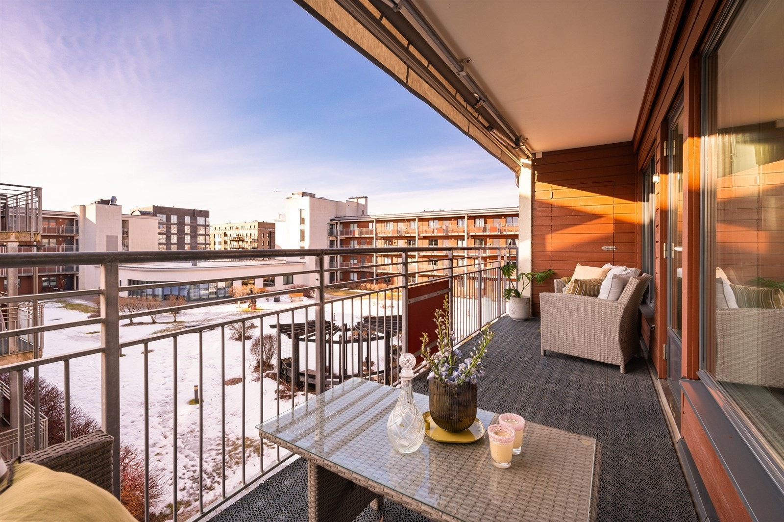 Fra stuen er det utgang til en sydvestvendt balkong på ca. 11 m², som vender ut mot fine fellesarealer. Galleribilde