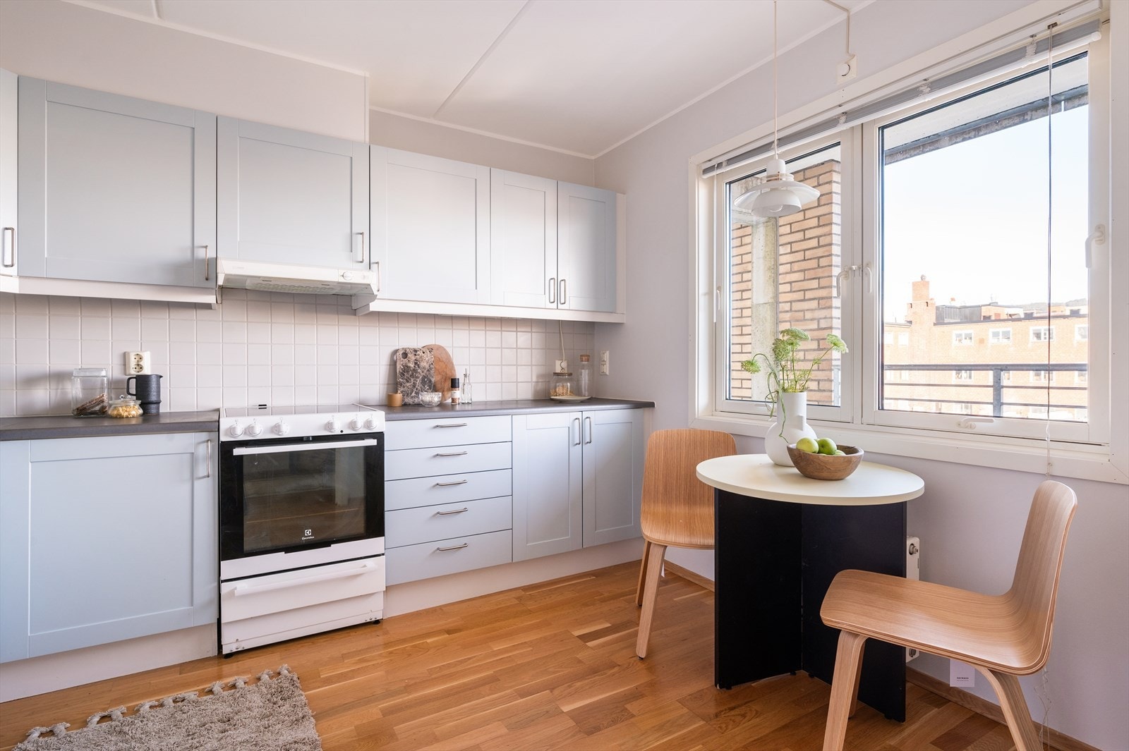 På kjøkkenet er det plass til et trivelig frokostbord ved vindu. Galleribilde