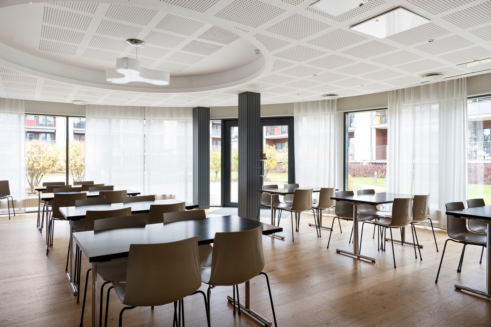 Med en Plussbolig får du tilgang til et serviceområde med bemannet resepsjon, lobby, gjesterom, treningsrom, møterom, selskapsrom og kjøkken. Galleribilde
