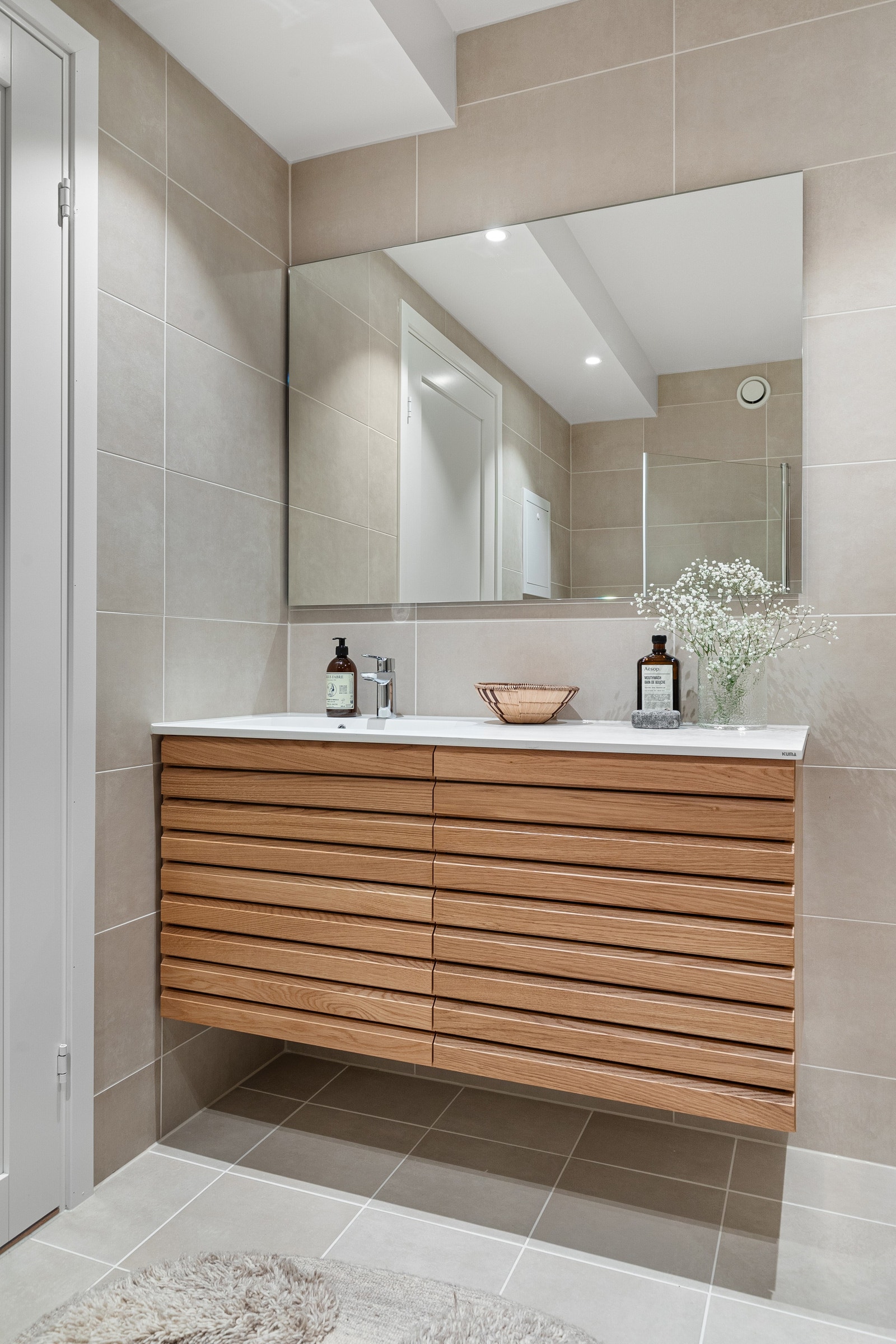 Bad nr. 2 - Innredning fra HTH med praktiske skuffer under servant. Galleribilde