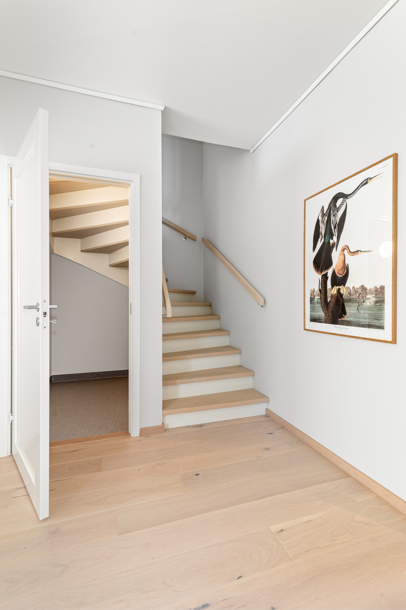 Under trappen opp til 2. etasje har man en praktisk bod. Galleribilde