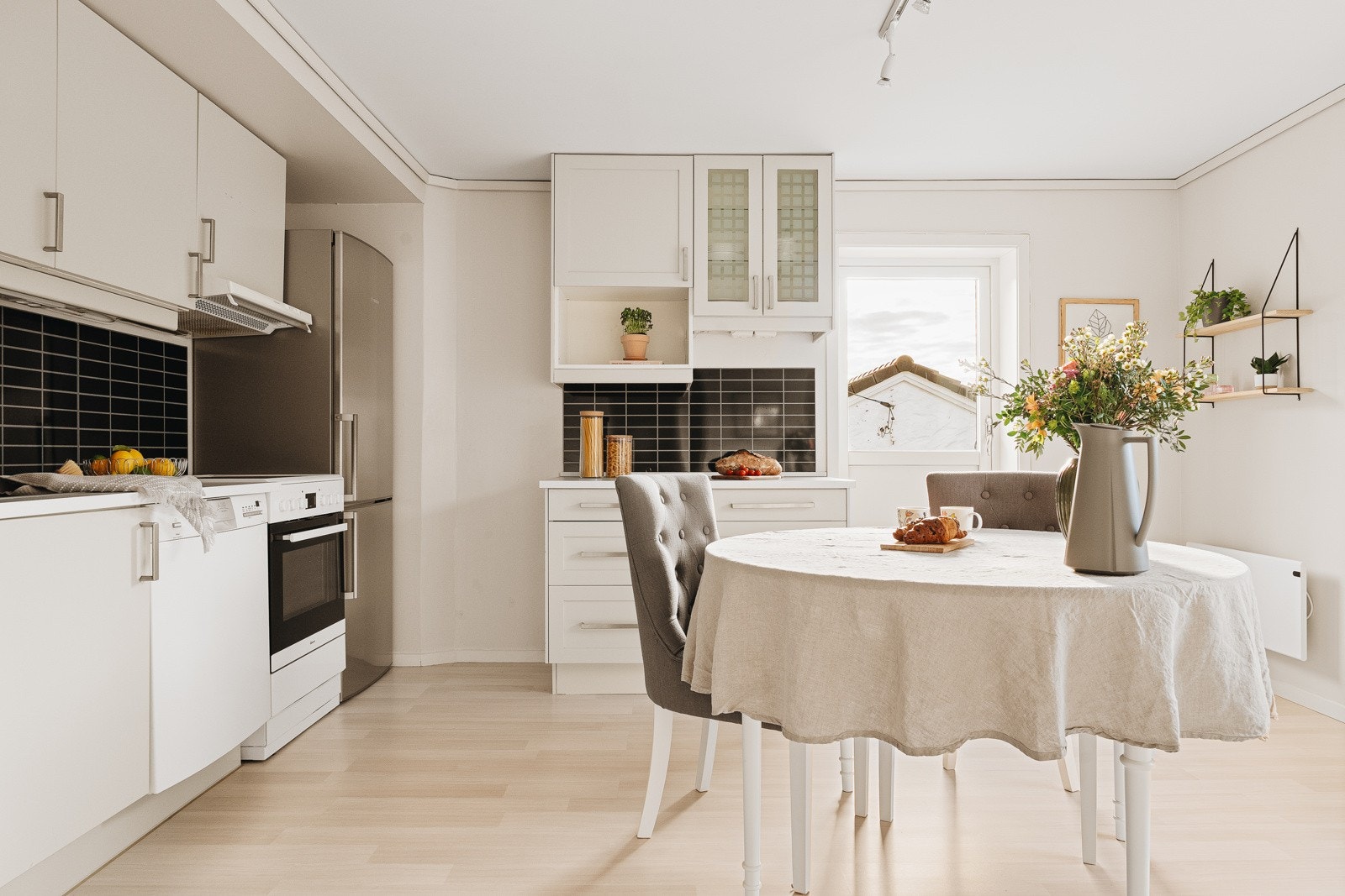 Den åpne stue/kjøkken løsningen er på 16 kvm. Store vinduer slipper inn mye naturlig lys og den gode løsningen gjør stuen lett å innrede. Galleribilde